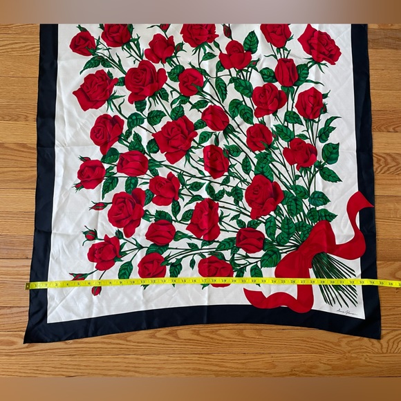 Ginnie Johansen Bouquet of Red Roses Square Silk Scarf Absolutely Stunning - Picture 4 of 5